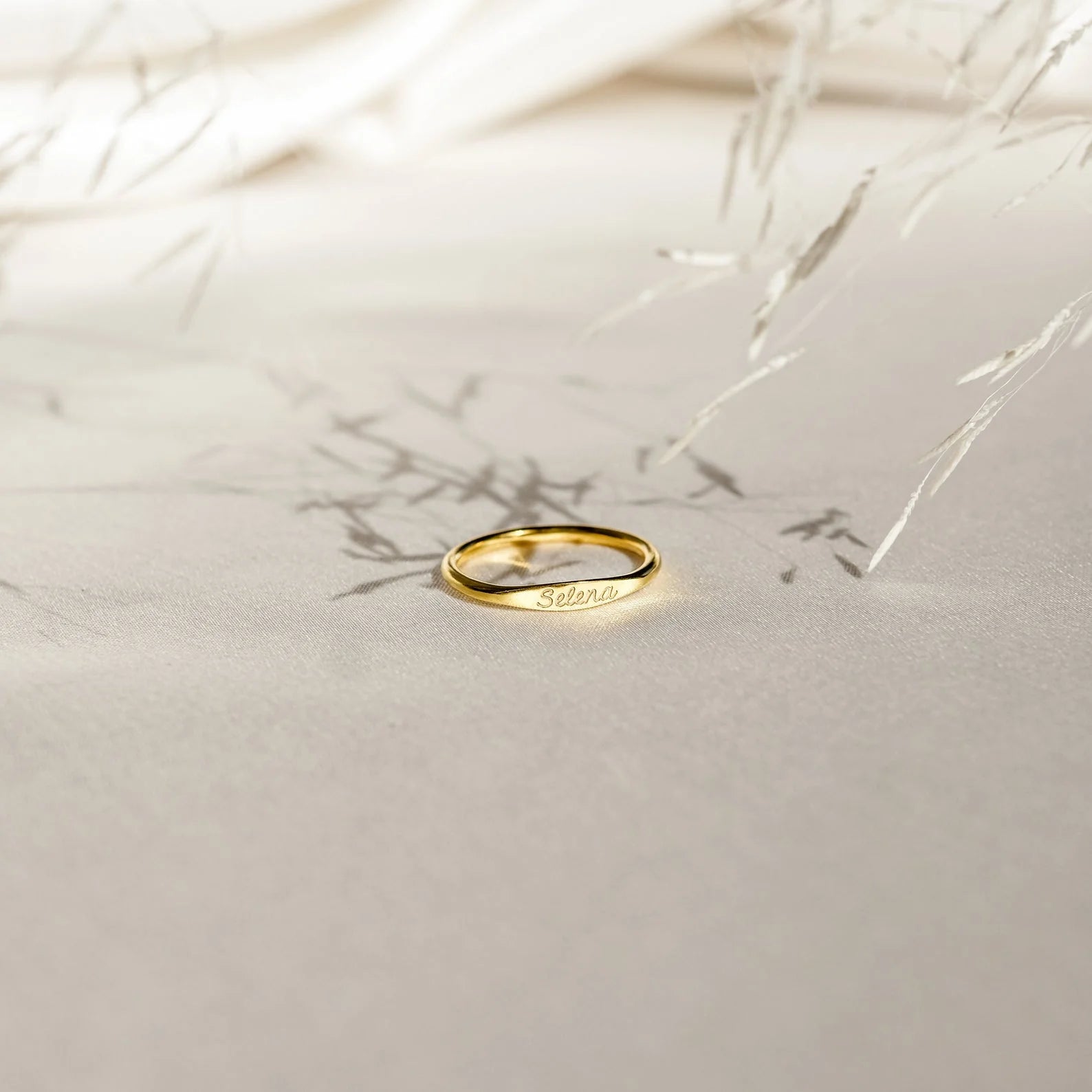Ann Skinny Name Ring in 18K Gold