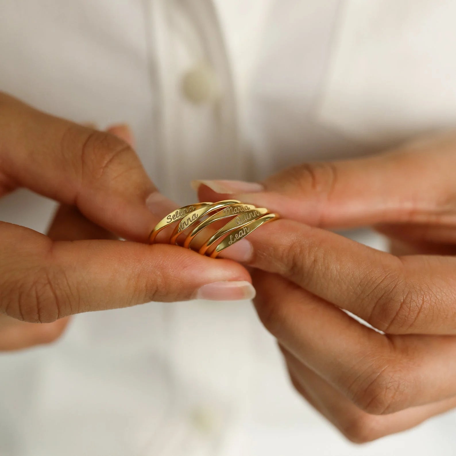 Ann Skinny Name Ring in 18K Gold