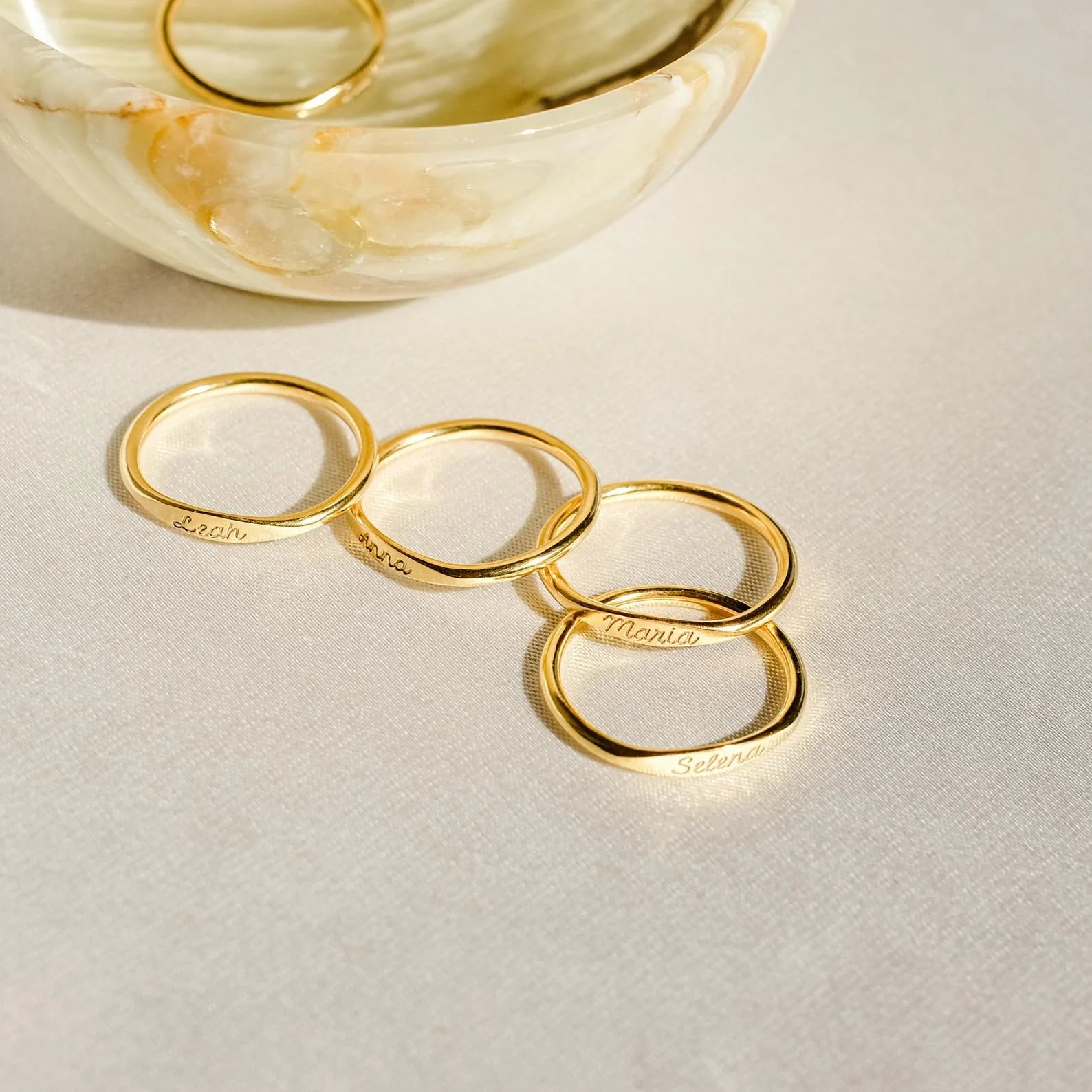 Ann Skinny Name Ring in 18K Gold